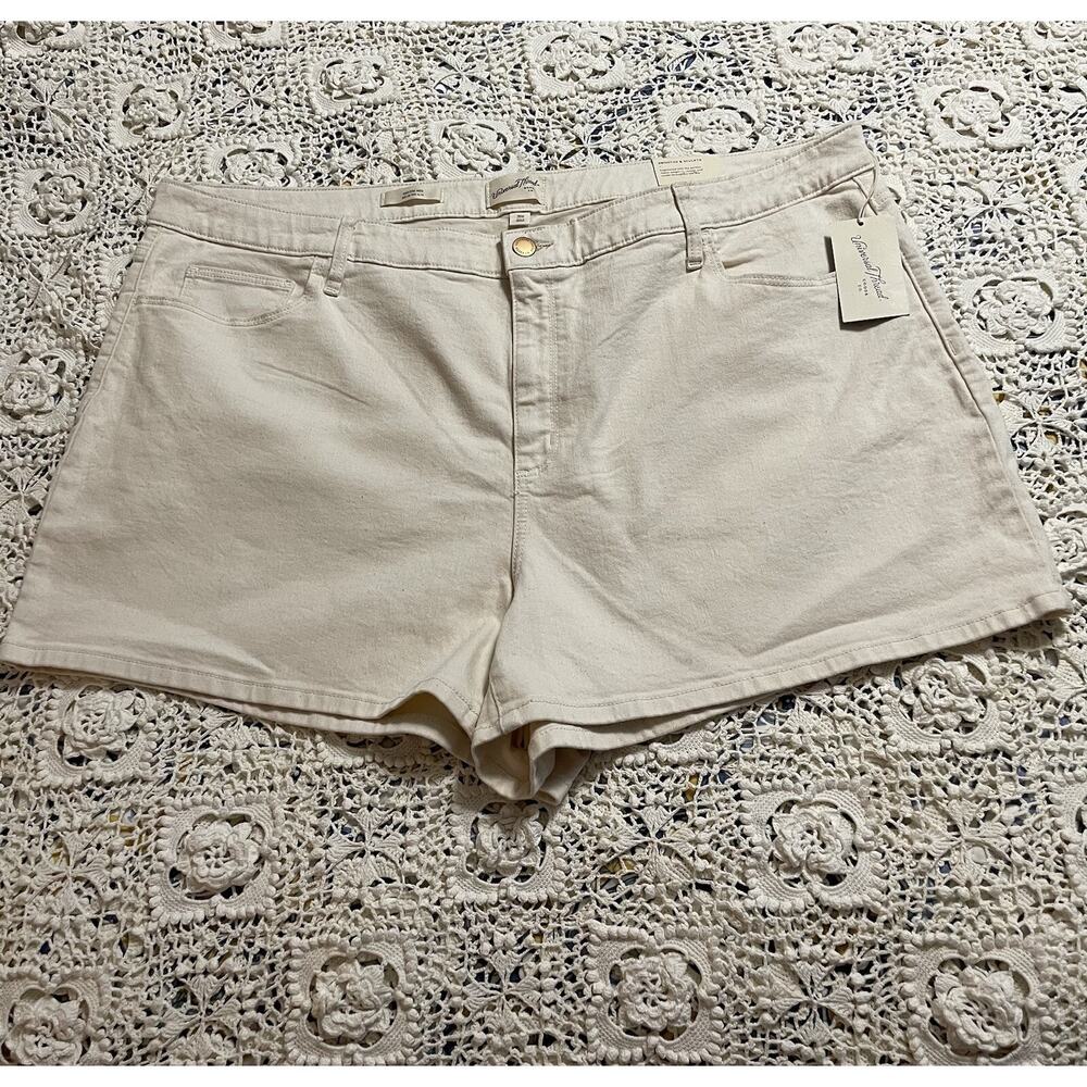 Universal Thread High Rise Midi Plus Size Shorts NWT Size 26W Off White
